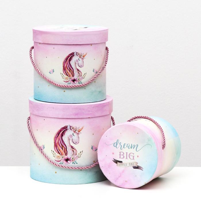 Набор круглых коробок 3 в 1 "Единорог", 18 x 18 x 17 - 13,5 x 13,5 x 13,5 см
Набор круглых коробок 3 в 1 "Единорог", 18 x 18 x 17 - 13,5 x 13,5 x 13,5 см