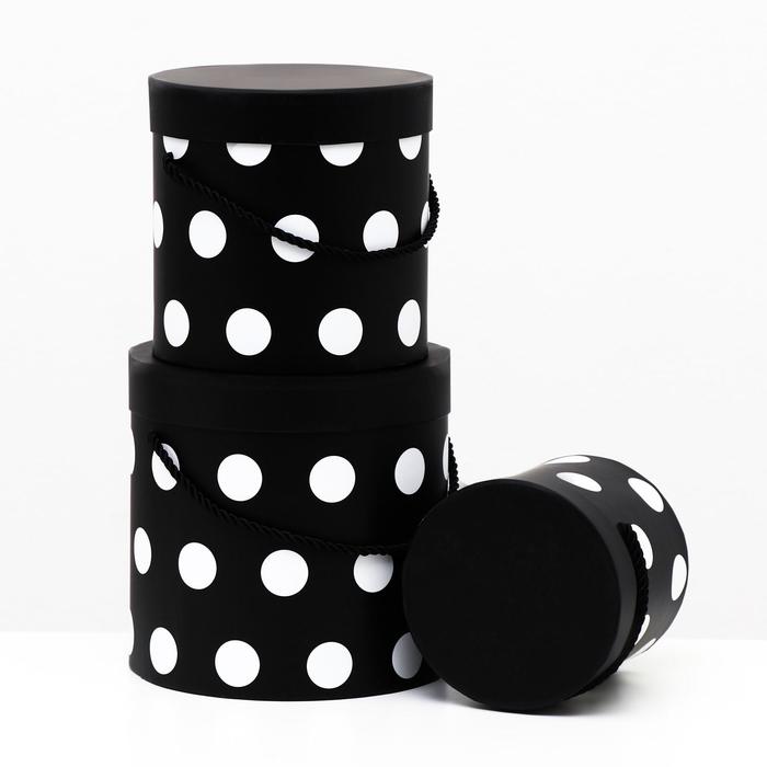 Набор круглых коробок 3 в 1 "Черный горошек", 18 x 17.2 - 12 x 12.2 см
Набор круглых коробок 3 в 1 "Черный горошек", 18 x 17.2 - 12 x 12.2 см