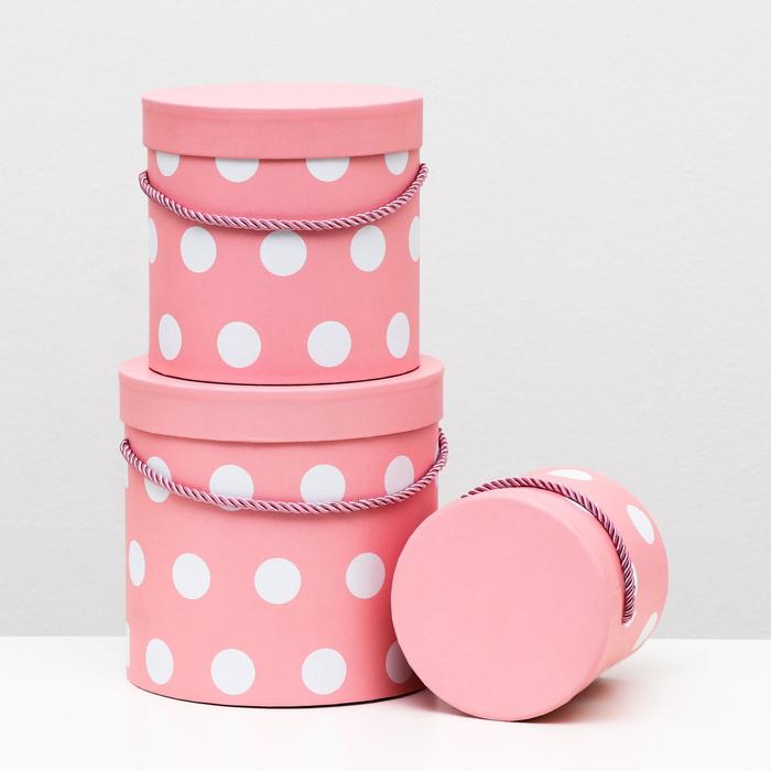 Набор круглых коробок 3 в 1 "Розовый горошек", 18 x 17.2 - 12 x 12.2 см
Набор круглых коробок 3 в 1 "Розовый горошек", 18 x 17.2 - 12 x 12.2 см