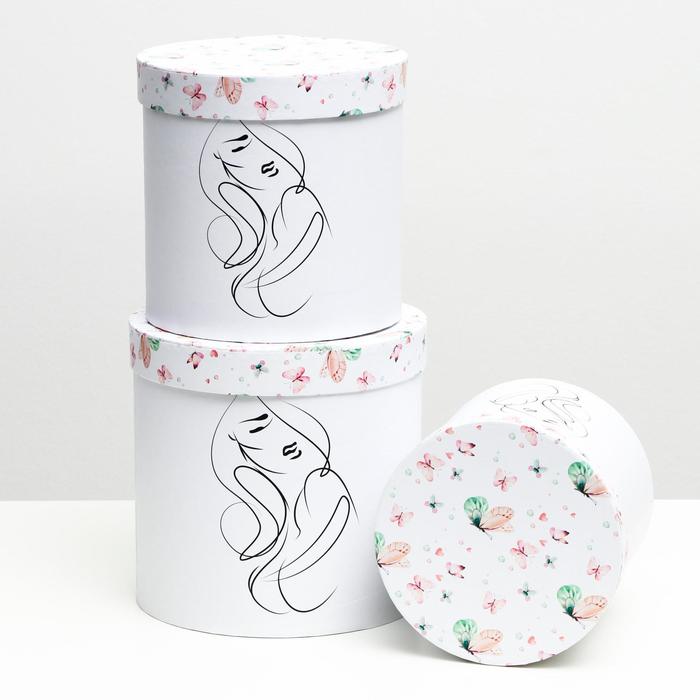 Набор круглых коробок 3 в 1 "Белая принцесса", 19,5 x 19 - 15,5 x 15 см
Набор круглых коробок 3 в 1 "Белая принцесса", 19,5 x 19 - 15,5 x 15 см