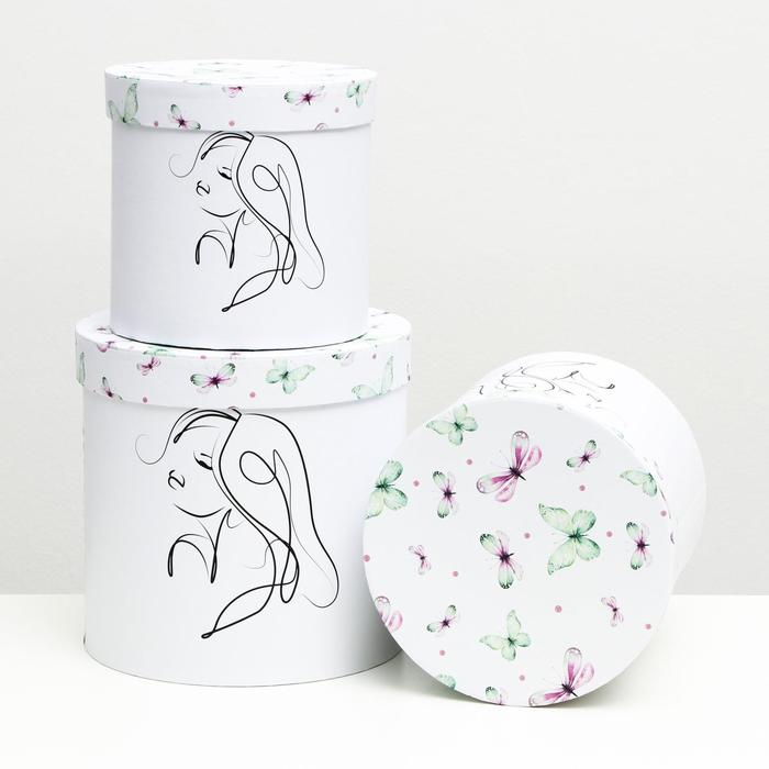 Набор круглых коробок 3 в 1 "Белая королева", 20 x 17,2 - 14 x 12,6 см
Набор круглых коробок 3 в 1 "Белая королева", 20 x 17,2 - 14 x 12,6 см