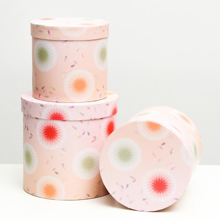 Набор круглых коробок 3 в 1 "Астры", 19,5 x 19 - 15,5 x 15 см
Набор круглых коробок 3 в 1 "Астры", 19,5 x 19 - 15,5 x 15 см