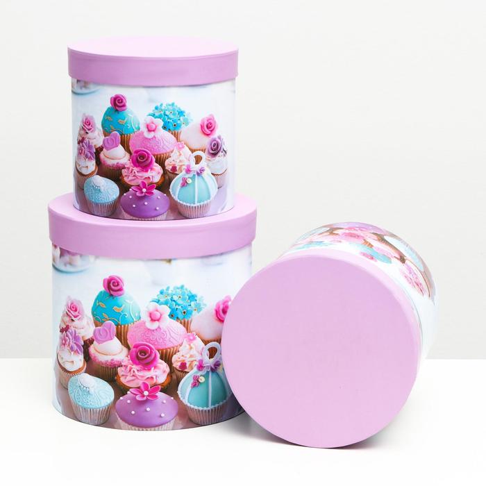 Набор круглых коробок 3 в 1 "Десерт", 19,5 x 19 - 15,5 x 15 см
Набор круглых коробок 3 в 1 "Десерт", 19,5 x 19 - 15,5 x 15 см