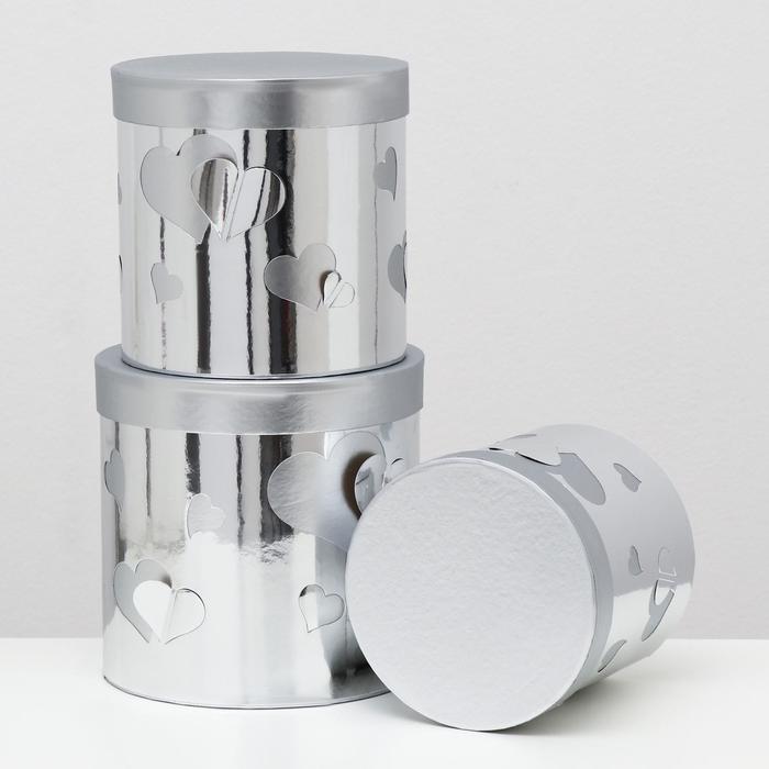 Набор круглых коробок 3 в 1, "Серебрянное сердце", 19.5 x 19 - 15.5 x 15 см
Набор круглых коробок 3 в 1, "Серебрянное сердце", 19.5 x 19 - 15.5 x 15 см