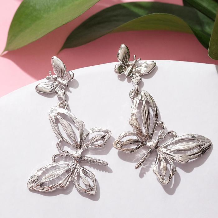Серьги металл "Бабочки" две летящие, цвет серебро
Серьги металл "Бабочки" две летящие, цвет серебро
