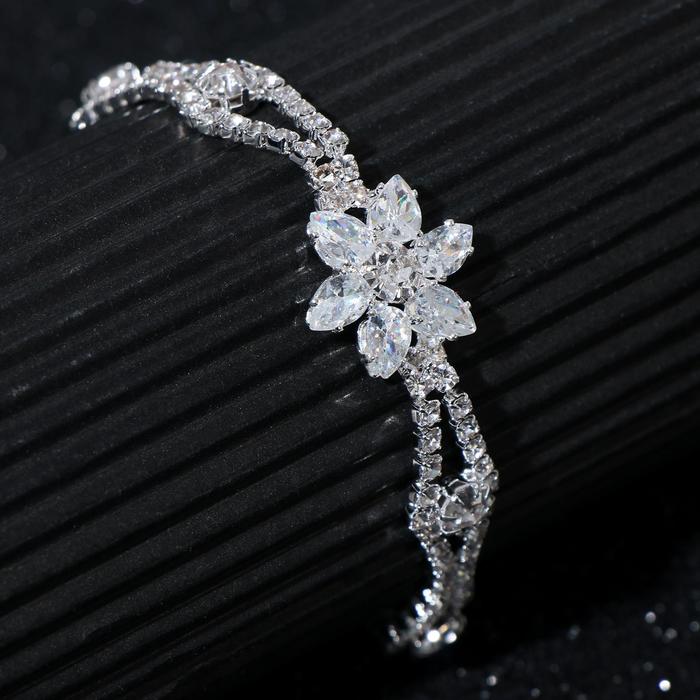 Браслет со стразами "Амелия" бутон в лепестке, цвет белый в серебре
Браслет со стразами "Амелия" бутон в лепестке, цвет белый в серебре