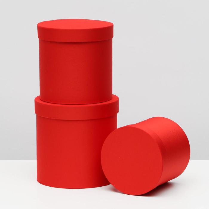 Набор круглых коробок 3 в 1 "Красный текстиль", 19.5 x 19 - 15.5 x 15 см 
Набор круглых коробок 3 в 1 "Красный текстиль", 19.5 x 19 - 15.5 x 15 см