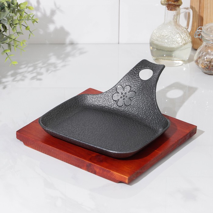 Сковорода на деревянной подставке «Цветок», размер доски 21×18,5 см
Сковорода на деревянной подставке «Цветок», размер доски 21×18,5 см