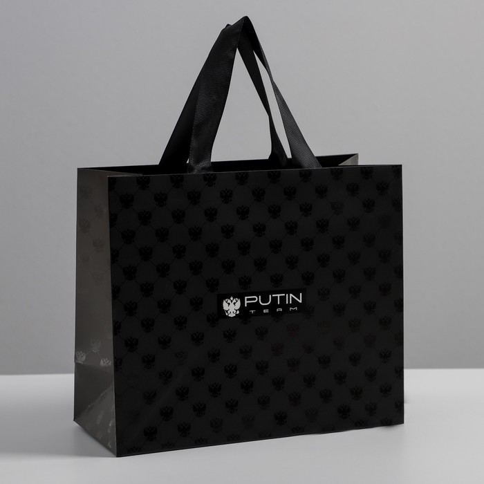 Пакет ламинированный горизонтальный «Black», ML 27 × 23 × 11,5 см
Пакет ламинированный горизонтальный «Black», ML 27 × 23 × 11,5 см