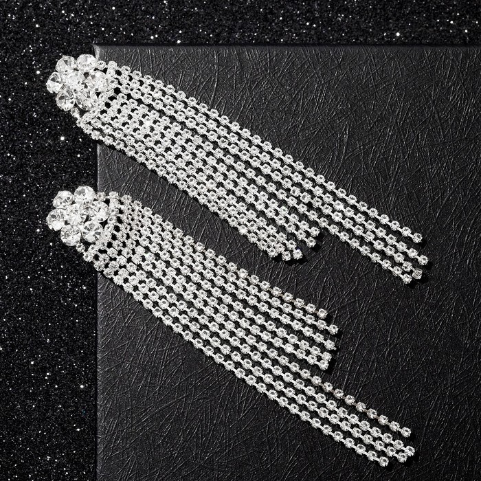 Серьги висячие со стразами "Лёд" цветок, цвет белый в серебре
Серьги висячие со стразами "Лёд" цветок, цвет белый в серебре