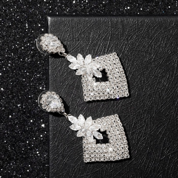 Серьги со стразами "Искорки" ромбики, цвет белый в серебре
Серьги со стразами "Искорки" ромбики, цвет белый в серебре