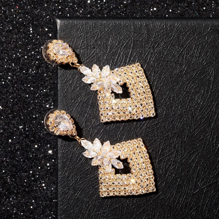 Серьги со стразами "Искорки" ромбики, цвет белый в золоте
Серьги со стразами "Искорки" ромбики, цвет белый в золоте