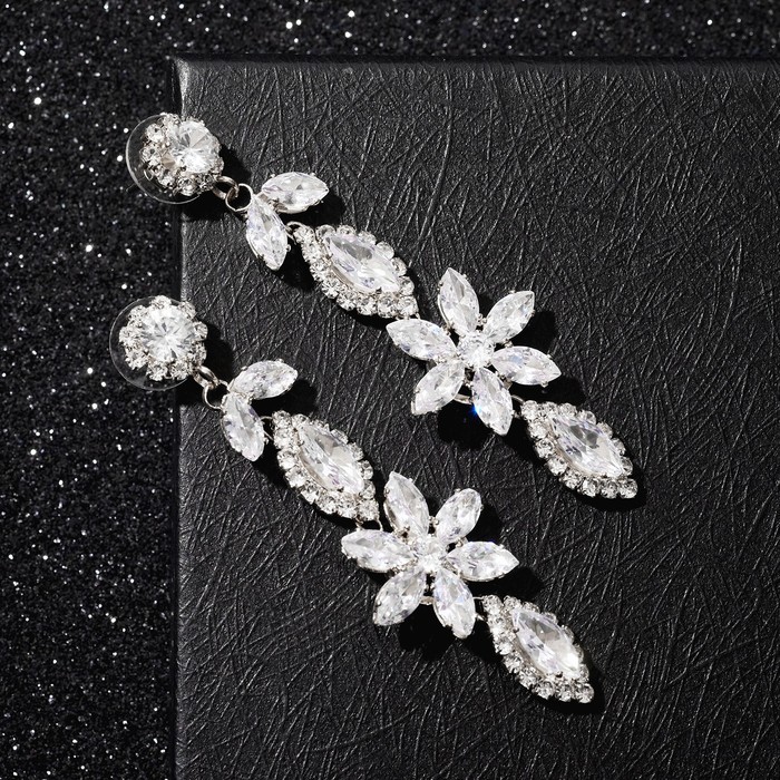 Серьги висячие со стразами "Цветы циркония" капли росы, цвет белый в серебре
Серьги висячие со стразами "Цветы циркония" капли росы, цвет белый в серебре