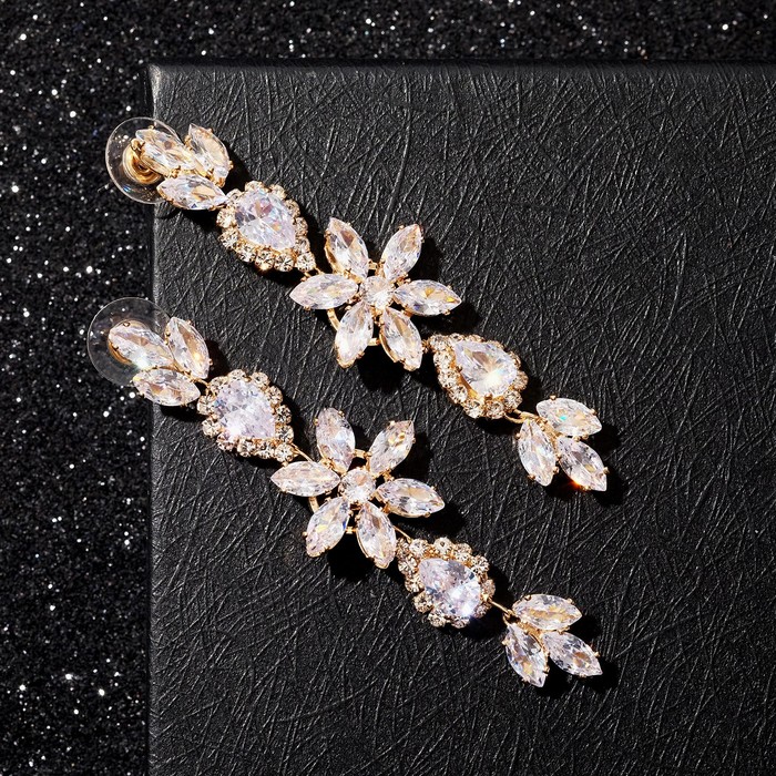 Серьги висячие со стразами "Цветы циркония" утренний свет, цвет белый в золоте
Серьги висячие со стразами "Цветы циркония" утренний свет, цвет белый в золоте