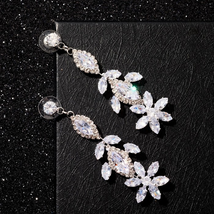 Серьги висячие со стразами "Цветы циркония" букет, цвет белый в серебре
Серьги висячие со стразами "Цветы циркония" букет, цвет белый в серебре