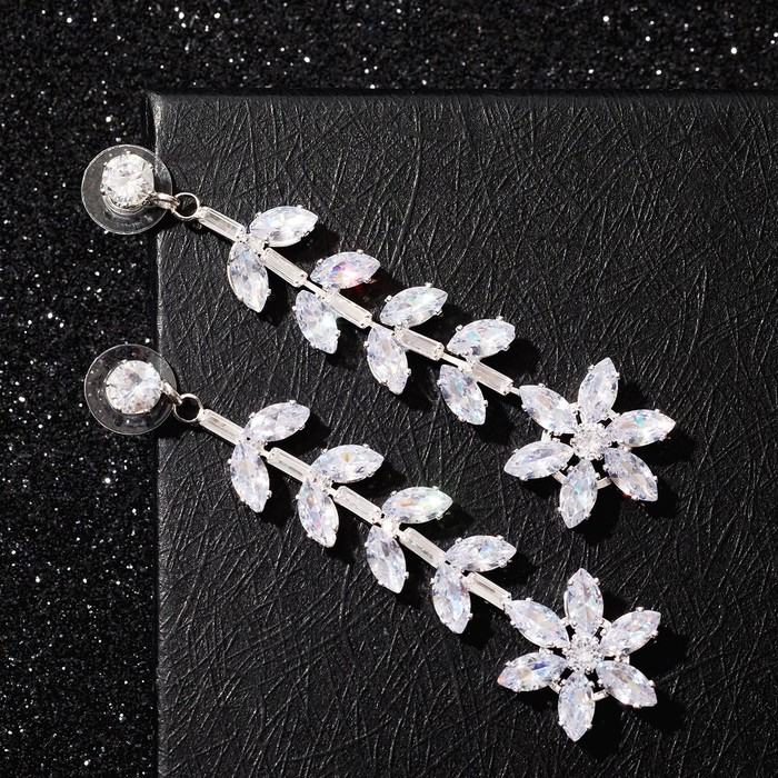 Серьги висячие со стразами "Искорки" райский сад, цвет белый в серебре
Серьги висячие со стразами "Искорки" райский сад, цвет белый в серебре