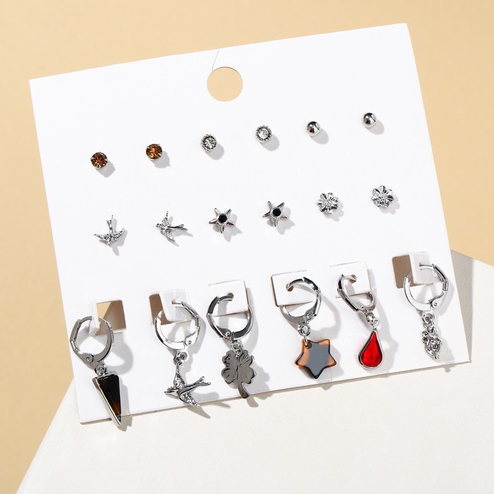 Набор серьги 9 пар "Цацки" клевер, звезда, ласточки, цветные в серебре
Набор серьги 9 пар "Цацки" клевер, звезда, ласточки, цветные в серебре
