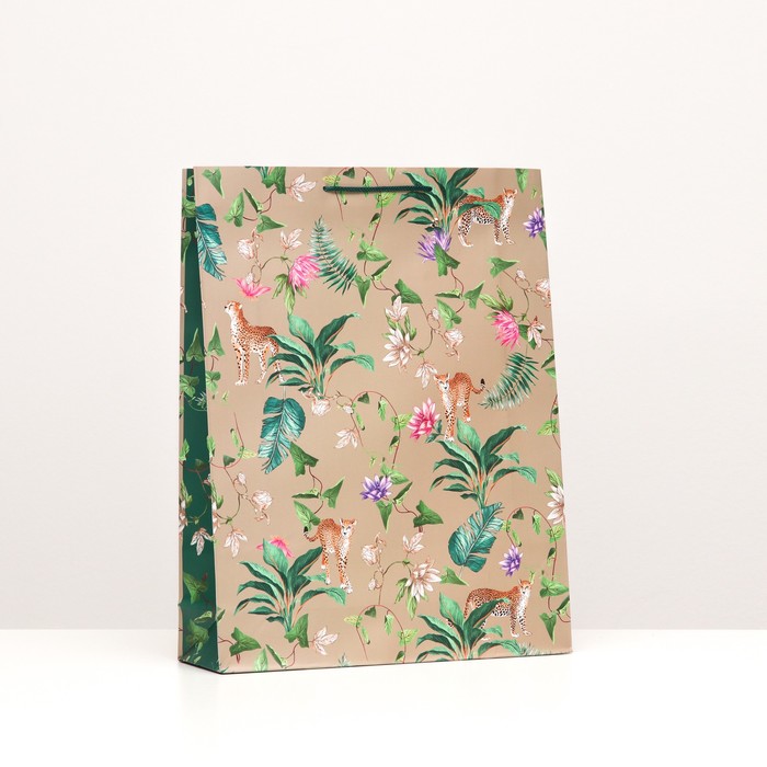 Пакет подарочный "Леопард в джунглях", 33 х 42,5 х 10 см
Пакет подарочный "Леопард в джунглях", 33 х 42,5 х 10 см