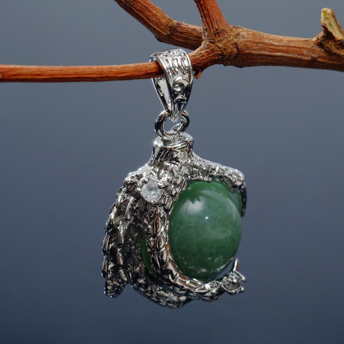 Подвеска лапа дракона (символ успеха, благополучия и защиты) "Гранат зелёный" 
Подвеска лапа дракона (символ успеха, благополучия и защиты) "Гранат зелёный"