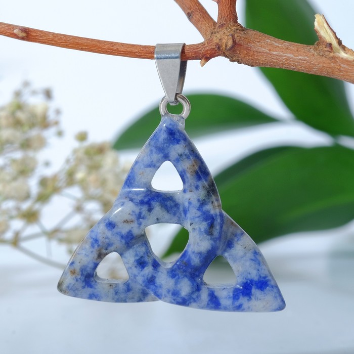 Подвеска трикветр (притягивает удачу, оберегает от дурного глаза) "Содалит"
Подвеска трикветр (притягивает удачу, оберегает от дурного глаза) "Содалит"