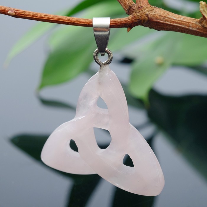 Подвеска трикветр (притягивает удачу, оберегает от дурного глаза) "Кварц розовый"
Подвеска трикветр (притягивает удачу, оберегает от дурного глаза) "Кварц розовый"