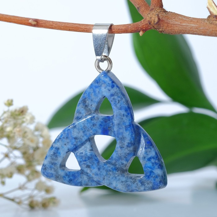 Подвеска трикветр (притягивает удачу, оберегает от дурного глаза) "Лазурит"
Подвеска трикветр (притягивает удачу, оберегает от дурного глаза) "Лазурит"