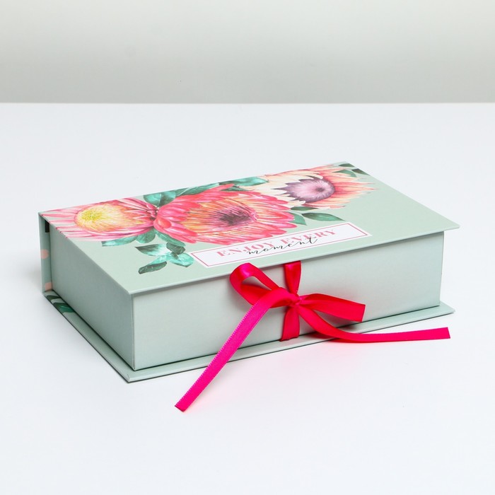 Коробка-книга «Moment», 20 х 12.5 х 5 см 
Коробка-книга «Moment», 20 х 12.5 х 5 см