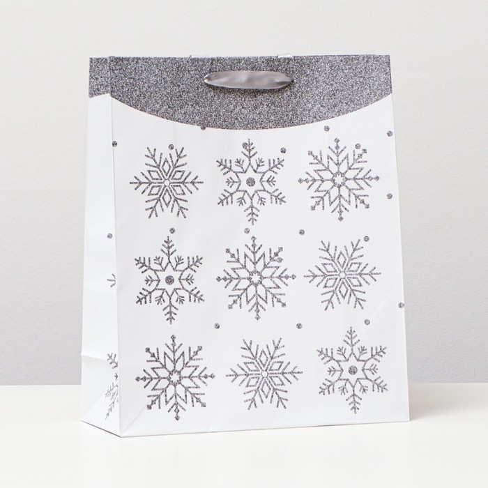 Пакет ламинированный "Серебристые снежинки" 26 x 32 x 12
Пакет ламинированный "Серебристые снежинки" 26 x 32 x 12