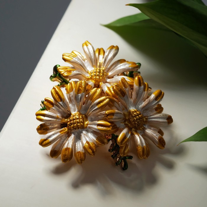 Брошь "Цветы" три ромашки, цветная в золоте
Брошь "Цветы" три ромашки, цветная в золоте