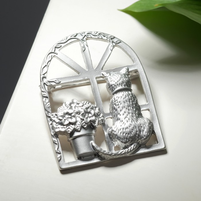 Брошь "Котик" на окне, цвет матовое серебро 
Брошь "Котик" на окне, цвет матовое серебро