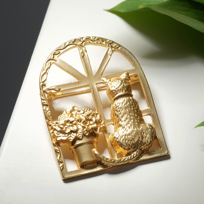 Брошь "Котик" на окне, цвет матовое золото