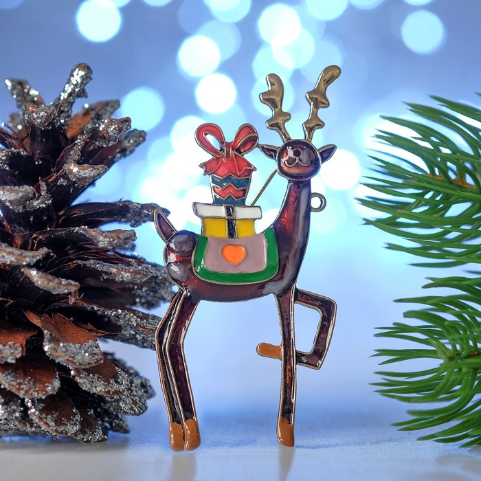 Брошь новогодняя "Олень" с подарками, разноцветная в чернёном кофейном золоте
