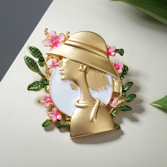 Брошь "Дама" в шляпке, портрет, цветная в матовом золоте
Брошь "Дама" в шляпке, портрет, цветная в матовом золоте