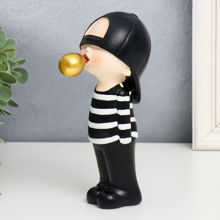 фото Сувенир полистоун "малыш в чёрной кепке, с золотым пузырём" 18,5х10х6,5 см