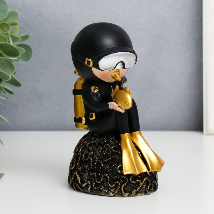 Сувенир полистоун "Водолаз с золотой рыбкой" 14,5х10х7 см 
Сувенир полистоун "Водолаз с золотой рыбкой" 14,5х10х7 см