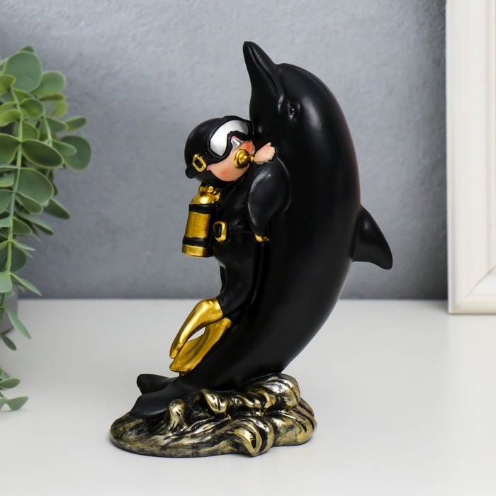 Сувенир полистоун "Водолаз и чёрный дельфин" 18х7,5х13 см
Сувенир полистоун "Водолаз и чёрный дельфин" 18х7,5х13 см