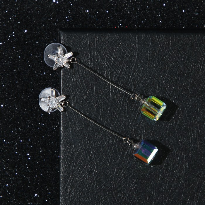 Серьги с кристаллами "Иллюзия" звёзды и кубы, цвет бело-радужный в серебре
Серьги с кристаллами "Иллюзия" звёзды и кубы, цвет бело-радужный в серебре