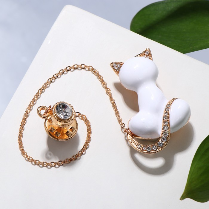 Брошь со значком на цепочке "Кошка", цвет белый в золоте
Брошь со значком на цепочке "Кошка", цвет белый в золоте