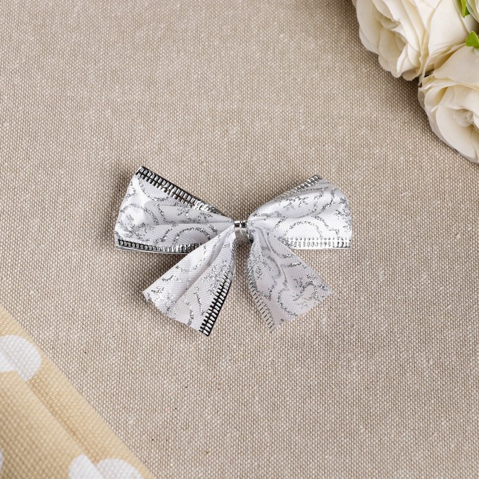 Бант праздничный "Фантазия", серебристый, 8 х 7 см
Бант праздничный "Фантазия", серебристый, 8 х 7 см