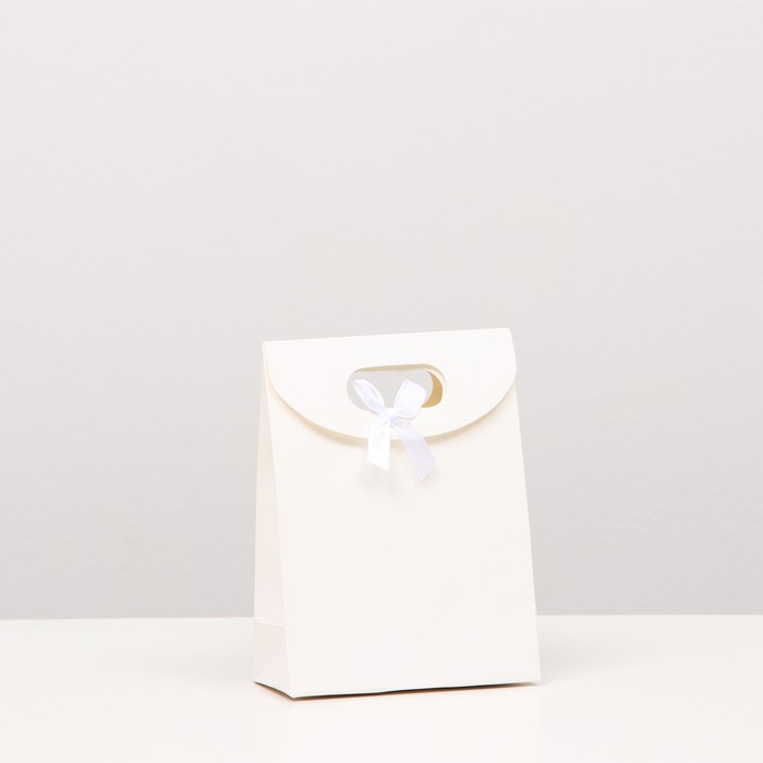 Коробка-пакет с ручкой, белая, 16 х 12 х 6 см
Коробка-пакет с ручкой, белая, 16 х 12 х 6 см