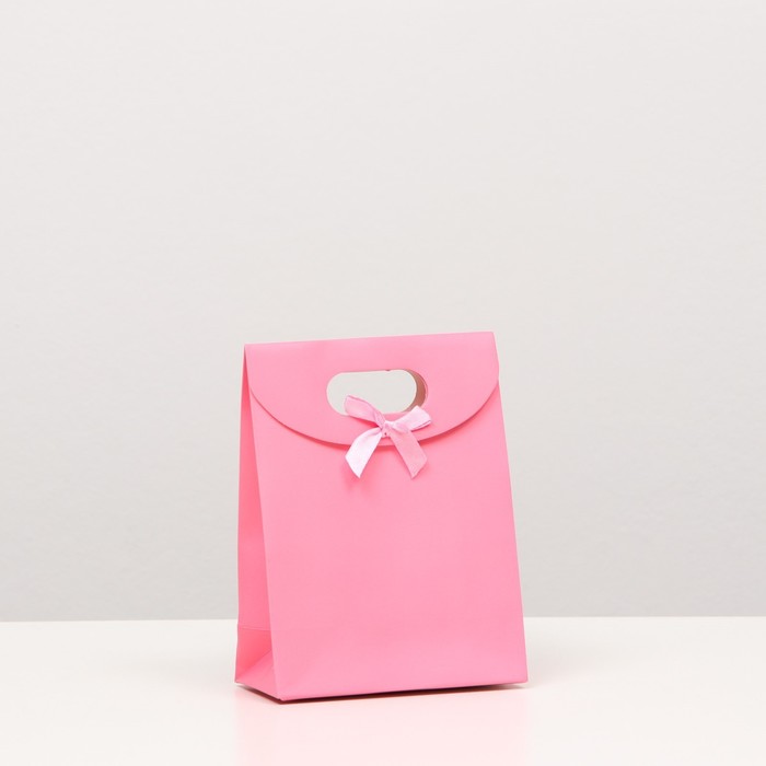 Коробка-пакет с ручкой, розовая, 16 х 12 х 6 см
Коробка-пакет с ручкой, розовая, 16 х 12 х 6 см