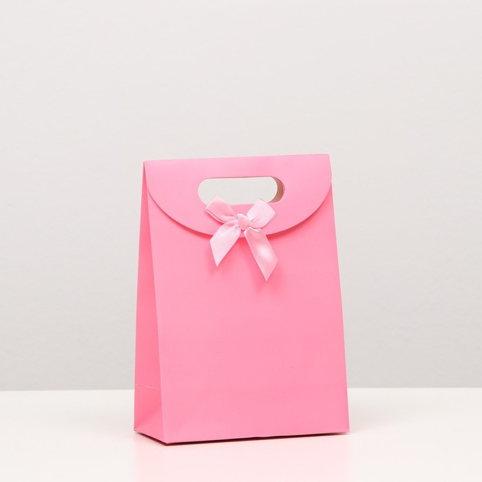 Коробка-пакет с ручкой, розовая, 20 х 14 х 7 см
Коробка-пакет с ручкой, розовая, 20 х 14 х 7 см