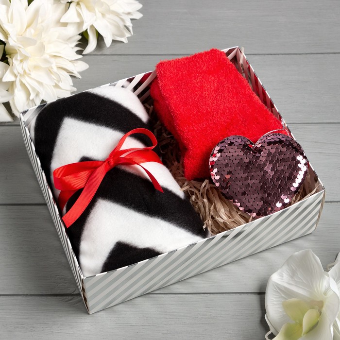 Подарочный набор LoveLife «Зигзаги» плед, носки, брелок
Подарочный набор LoveLife «Зигзаги» плед, носки, брелок