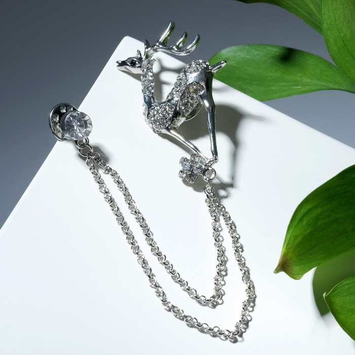 Значок "Олень" с цепочками, цвет белый в серебре
Значок "Олень" с цепочками, цвет белый в серебре