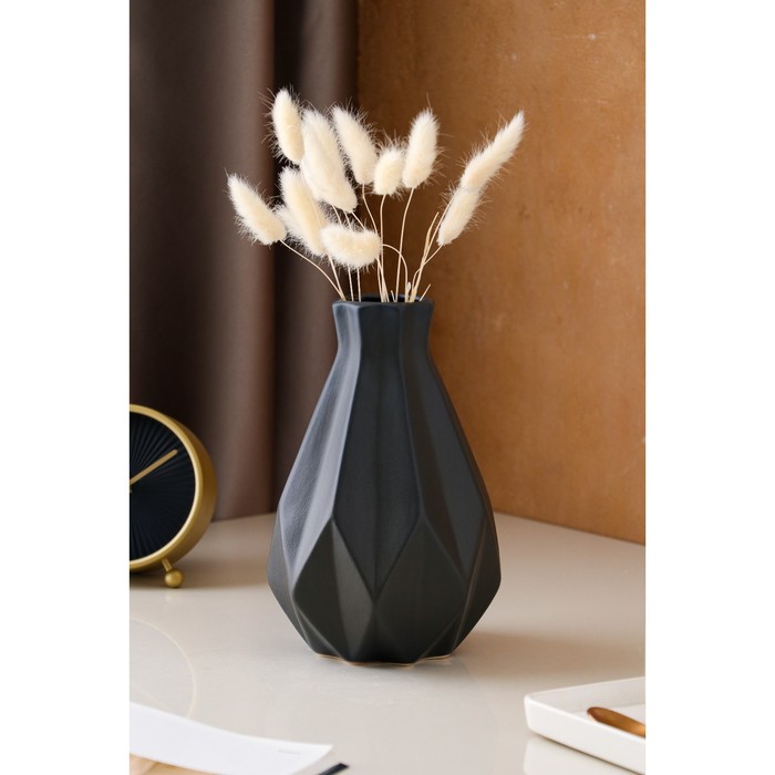 Ваза керамическая "Оригами", настольная, чёрная, матовая, 22 см
Ваза керамическая "Оригами", настольная, чёрная, матовая, 22 см