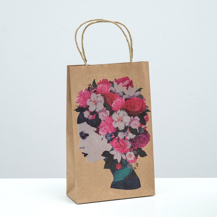 Пакет подарочный "Девушка в окружении цветов", крафт, 26.5 x 16.5 x 7 см
Пакет подарочный "Девушка в окружении цветов", крафт, 26.5 x 16.5 x 7 см