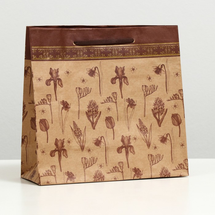 Пакет подарочный "Цветочный балл", крафт, 22.5 x 23 x 10 см
Пакет подарочный "Цветочный балл", крафт, 22.5 x 23 x 10 см