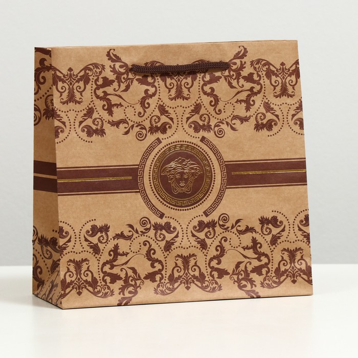 Пакет подарочный "Versace", крафт, 22.5 x 23 x 10 см 
Пакет подарочный "Versace", крафт, 22.5 x 23 x 10 см