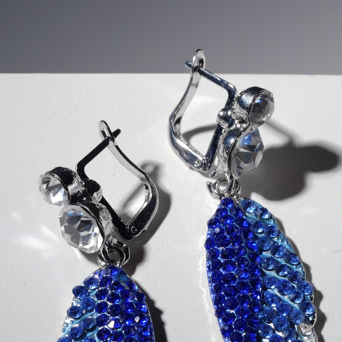 Серьги со стразами "Крыло" узкое, цвет бело-синий в серебре