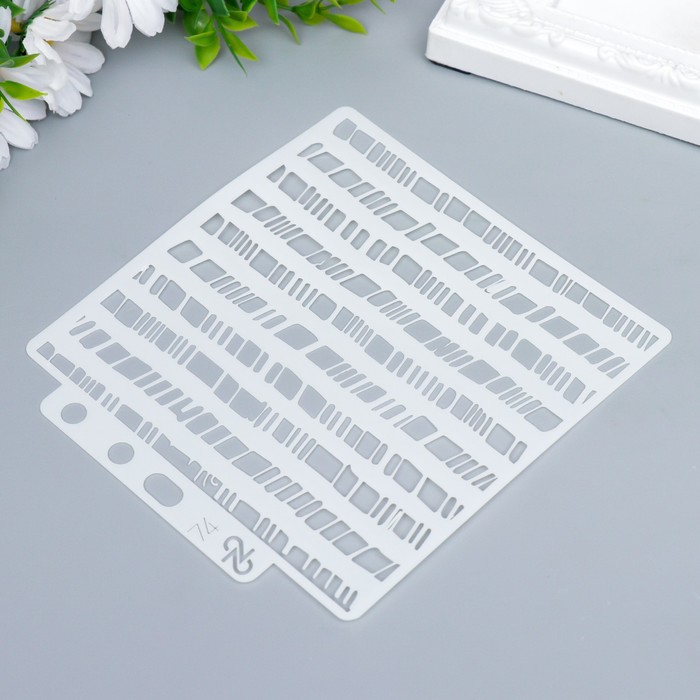 фото Трафарет пластик "рваные джинсы" 13х14 см